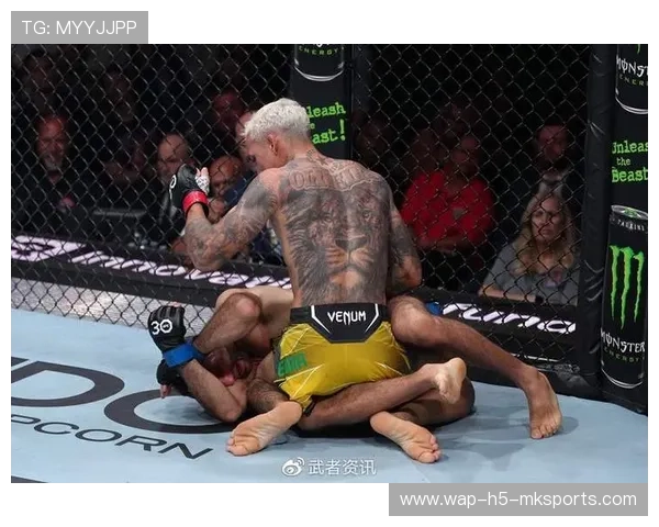 UFC裁判意外陷入激烈缠斗，现场震惊全场！