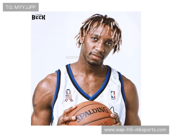 詹姆斯在更衣室唱歌缓解气氛，队友乐开怀