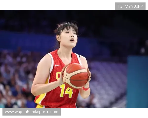 护具+裙子也能这么飒？李月汝自拍美出圈！，李月汝 集锦