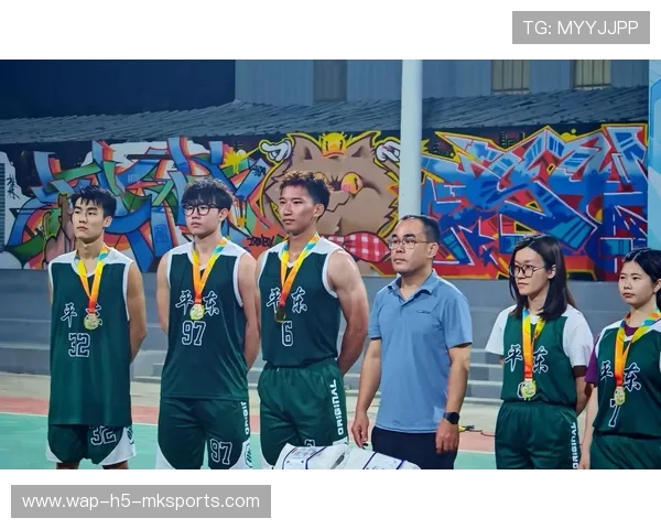 球员在友谊赛后参加青训活动分享经验,参加篮球友谊赛 球员在友谊赛后参加青训活动分享经验,参加篮球友谊赛