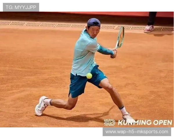 职业网球选手在红土场上的滑动步法专项训练